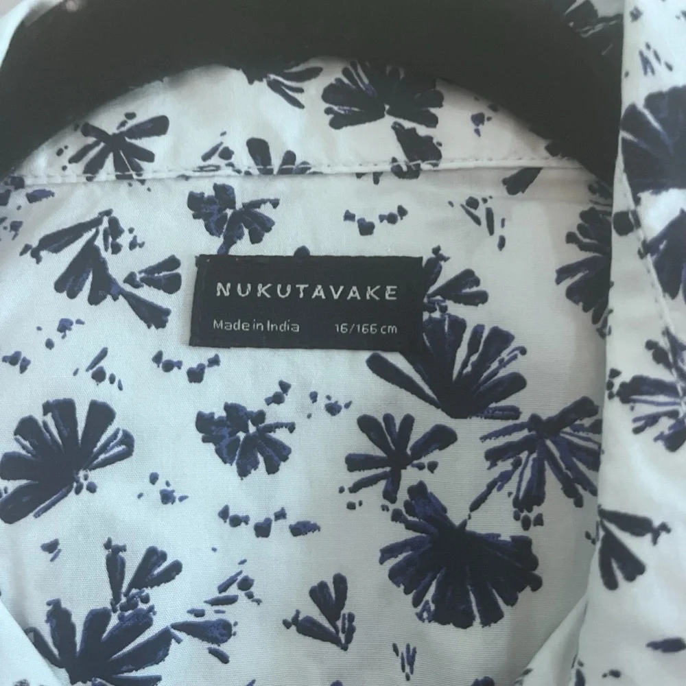 Nukutavake Men's Navy and White Floral Short Sleeve Button Down Size 16/166 CM - Picture 3 of 3